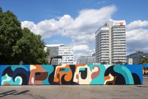 Reka One bemalt den Bauzaun am Alexanderplatz im August 2019 in Berlin.Photo by Nika Kramer    @rekaone @strychninberlin @nikakramer    #Alexanderplatz #Berlin #streetart #urbanart