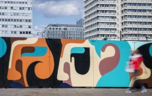 Reka One bemalt den Bauzaun am Alexanderplatz im August 2019 in Berlin.Photo by Nika Kramer    @rekaone @strychninberlin @nikakramer    #Alexanderplatz #Berlin #streetart #urbanart
